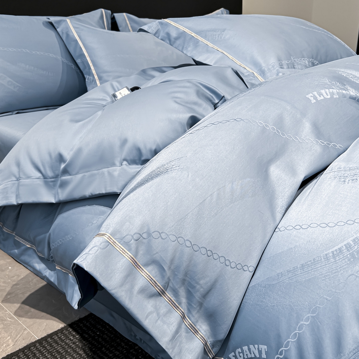 91家纺网 家纺一手货源 找家纺 启航家居 2026新款50支全棉提花四件套 轻诗曼语皇室蓝