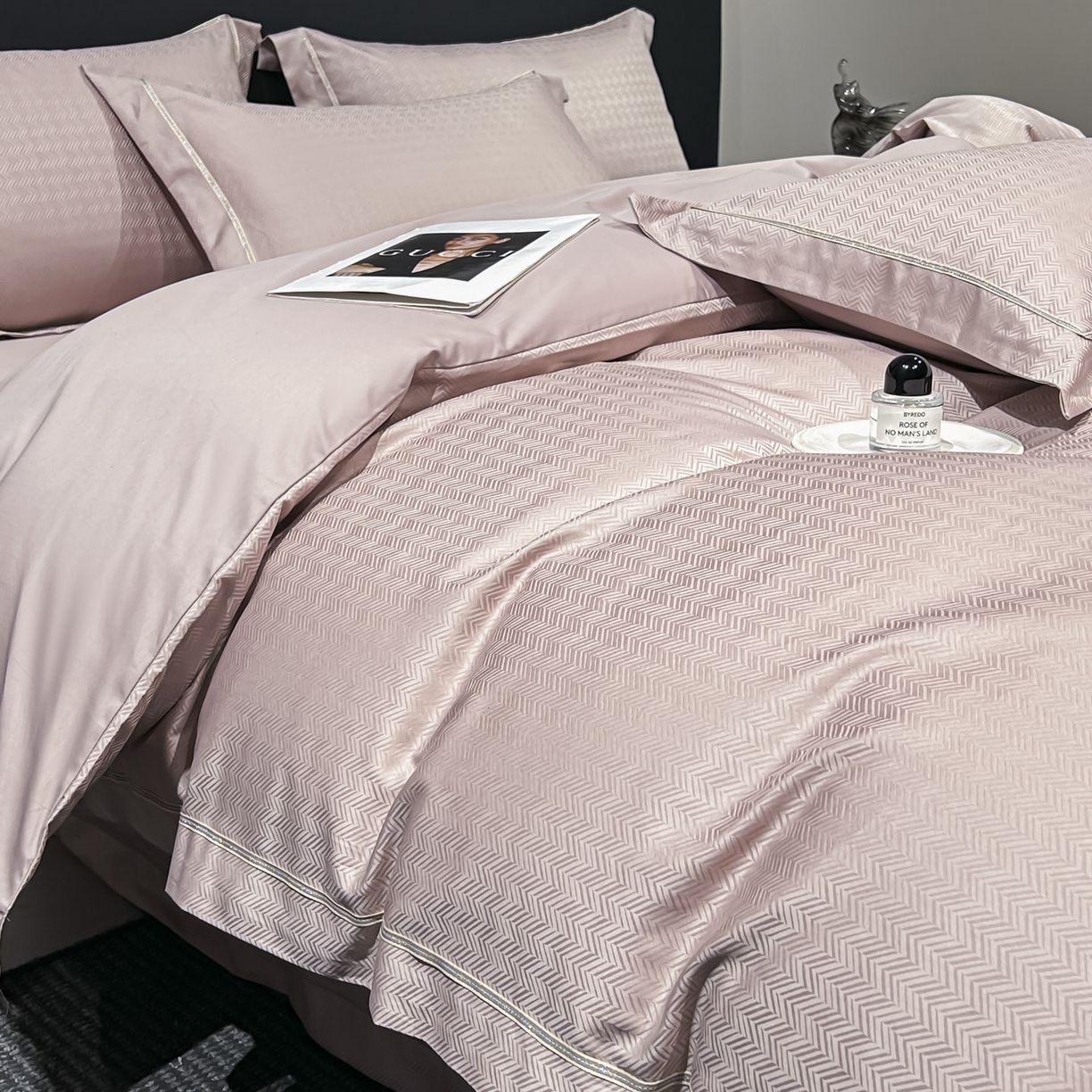 91家纺网 家纺一手货源 找家纺 启航家居 2026新款50支全棉提花四件套 时尚印象魅紫