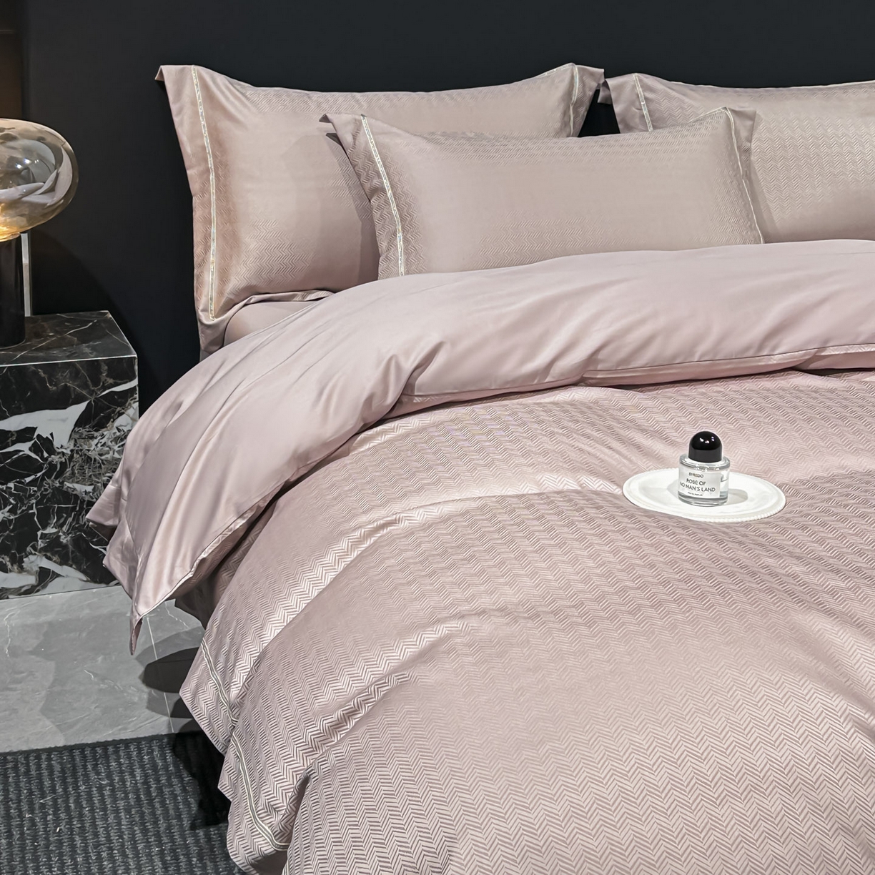 91家纺网 家纺一手货源 找家纺 启航家居 2026新款50支全棉提花四件套 时尚印象魅紫