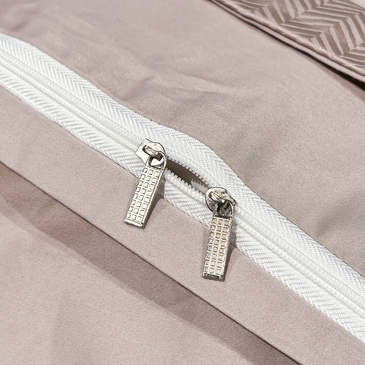 91家纺网 家纺一手货源 找家纺 启航家居 2026新款50支全棉提花四件套 时尚印象魅紫