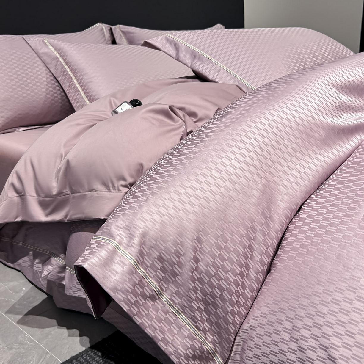 91家纺网 家纺一手货源 找家纺 启航家居 2026新款50支全棉提花四件套 休闲时光芳香紫