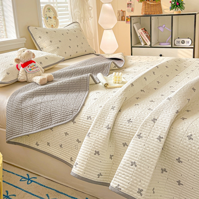 91家纺网 家纺一手货源 找家纺 岚吉家纺 2026新款新疆棉机包边床盖三四件套 爱心蝴蝶结-灰