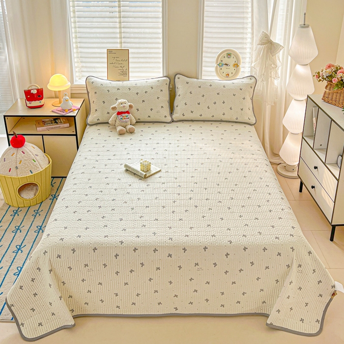 91家纺网 家纺一手货源 找家纺 岚吉家纺 2026新款新疆棉机包边床盖三四件套 爱心蝴蝶结-灰