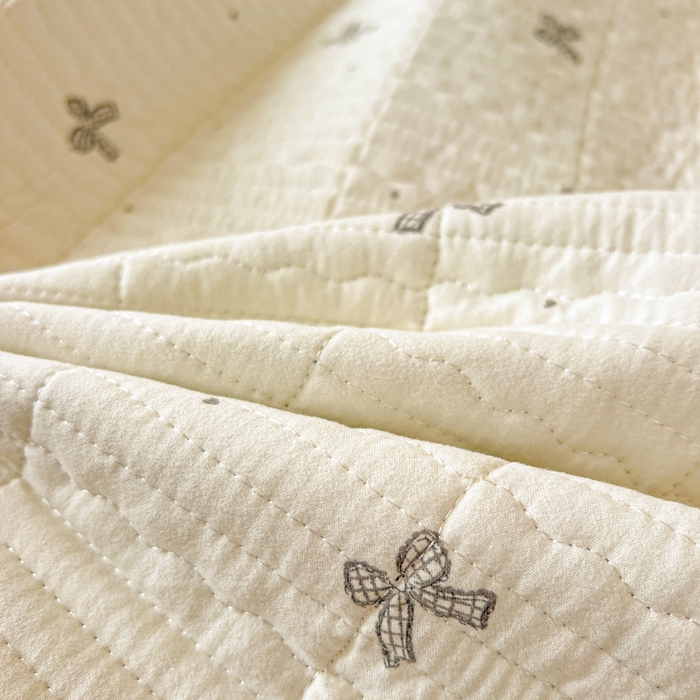 91家纺网 家纺一手货源 找家纺 岚吉家纺 2026新款新疆棉机包边床盖三四件套 爱心蝴蝶结-灰