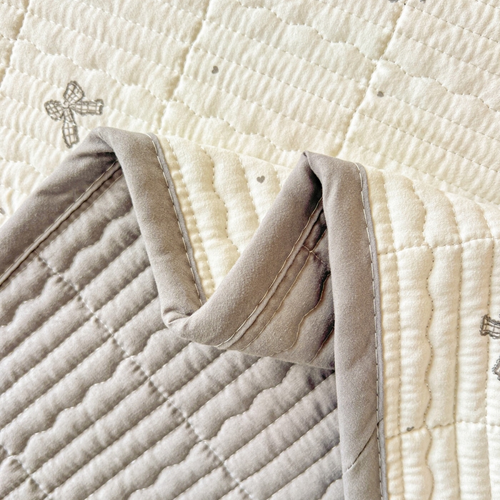 91家纺网 家纺一手货源 找家纺 岚吉家纺 2026新款新疆棉机包边床盖三四件套 爱心蝴蝶结-灰