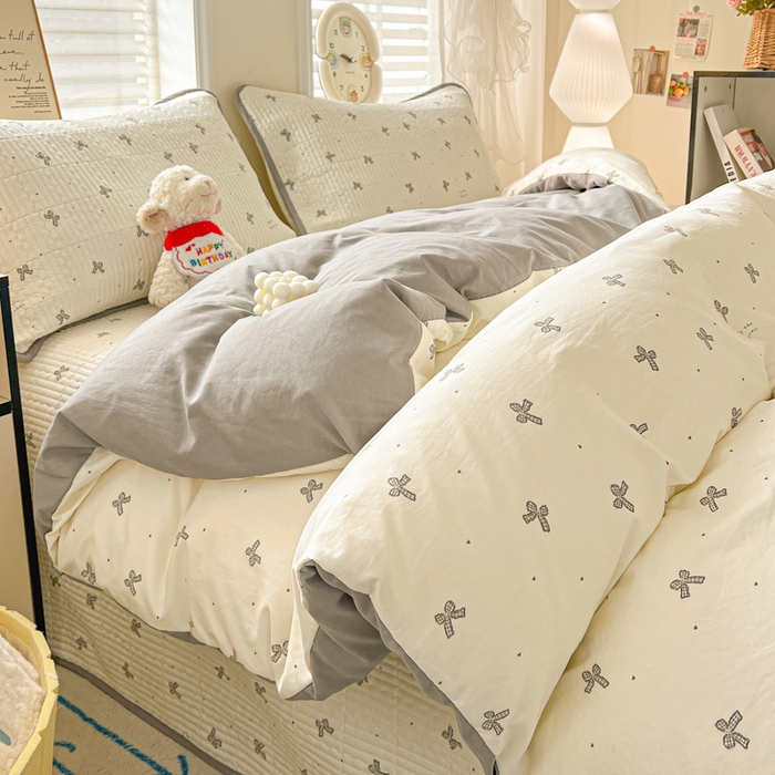 91家纺网 家纺一手货源 找家纺 岚吉家纺 2026新款新疆棉机包边床盖三四件套 爱心蝴蝶结-灰