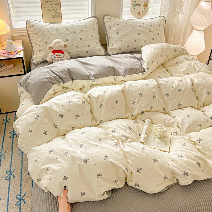 91家纺网 家纺一手货源 找家纺 岚吉家纺 2026新款新疆棉机包边床盖三四件套 爱心蝴蝶结-灰