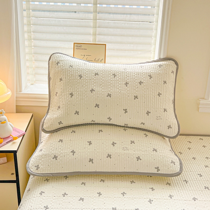 91家纺网 家纺一手货源 找家纺 岚吉家纺 2026新款新疆棉机包边床盖三四件套 爱心蝴蝶结-灰