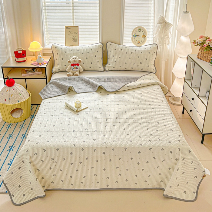 91家纺网 家纺一手货源 找家纺 岚吉家纺 2026新款新疆棉机包边床盖三四件套 爱心蝴蝶结-灰