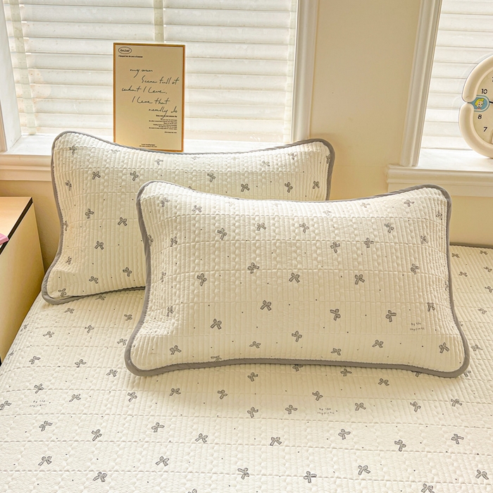 91家纺网 家纺一手货源 找家纺 岚吉家纺 2026新款新疆棉机包边床盖三四件套 爱心蝴蝶结-灰