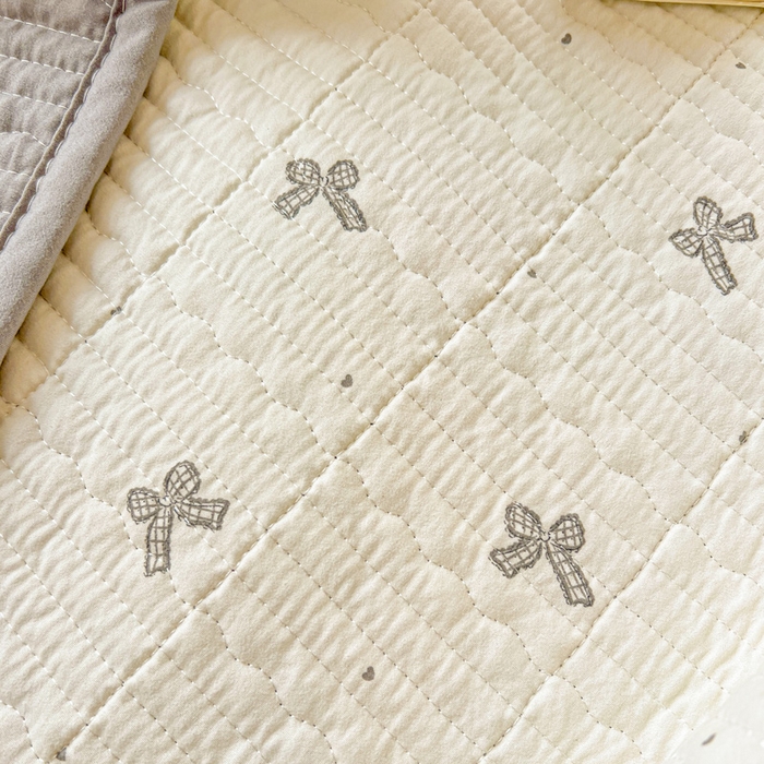 91家纺网 家纺一手货源 找家纺 岚吉家纺 2026新款新疆棉机包边床盖三四件套 爱心蝴蝶结-灰