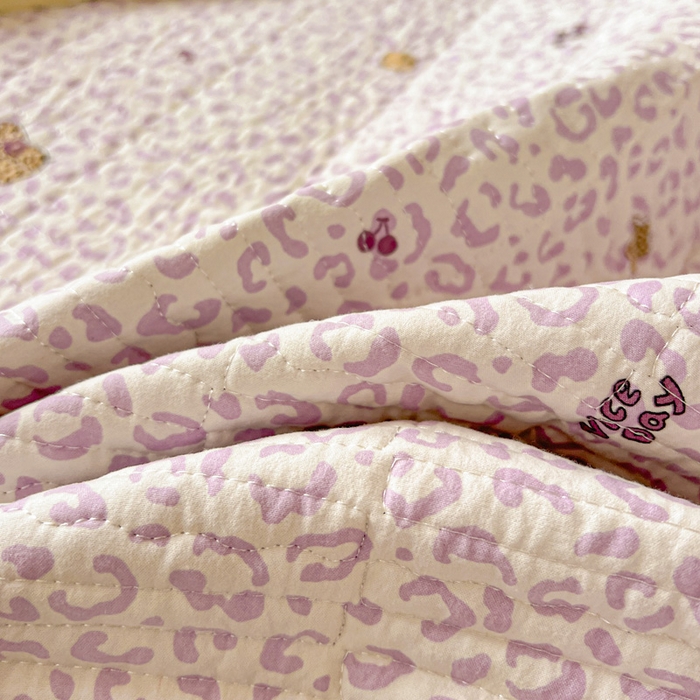 91家纺网 家纺一手货源 找家纺 岚吉家纺 2026新款新疆棉机包边床盖三四件套 豹纹猫咪-紫