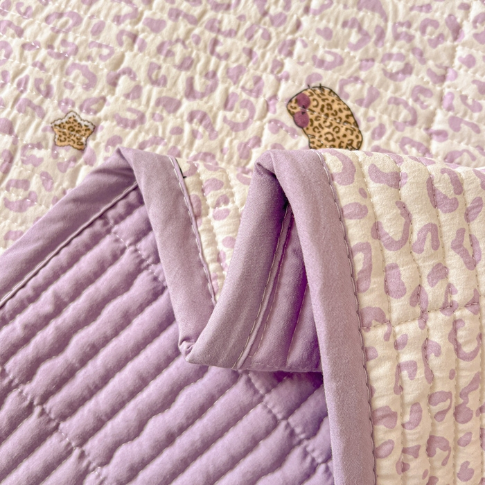 91家纺网 家纺一手货源 找家纺 岚吉家纺 2026新款新疆棉机包边床盖三四件套 豹纹猫咪-紫