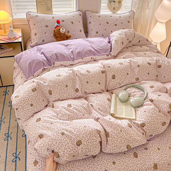 91家纺网 家纺一手货源 找家纺 岚吉家纺 2026新款新疆棉机包边床盖三四件套 豹纹猫咪-紫