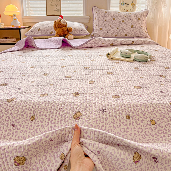 91家纺网 家纺一手货源 找家纺 岚吉家纺 2026新款新疆棉机包边床盖三四件套 豹纹猫咪-紫