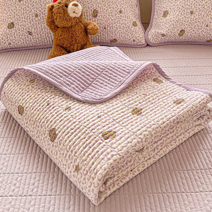 91家纺网 家纺一手货源 找家纺 岚吉家纺 2026新款新疆棉机包边床盖三四件套 豹纹猫咪-紫