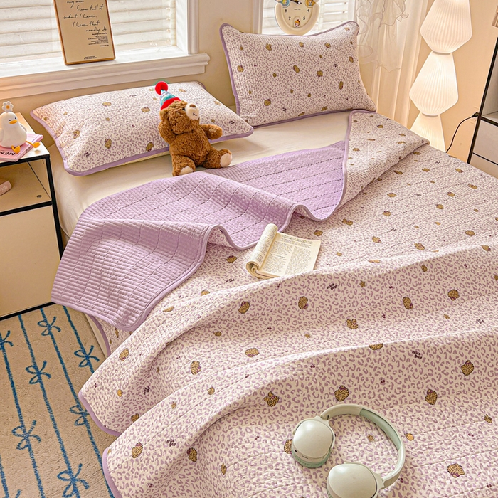 91家纺网 家纺一手货源 找家纺 岚吉家纺 2026新款新疆棉机包边床盖三四件套 豹纹猫咪-紫