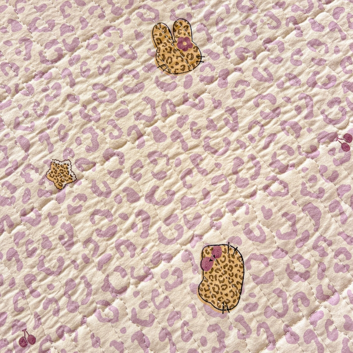 91家纺网 家纺一手货源 找家纺 岚吉家纺 2026新款新疆棉机包边床盖三四件套 豹纹猫咪-紫