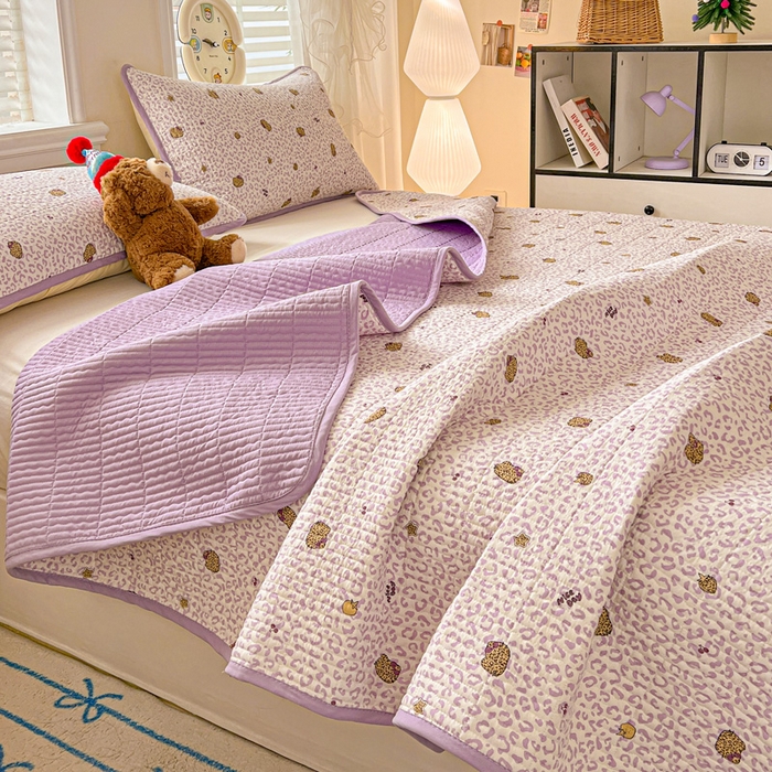 91家纺网 家纺一手货源 找家纺 岚吉家纺 2026新款新疆棉机包边床盖三四件套 豹纹猫咪-紫