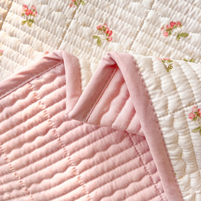 91家纺网 家纺一手货源 找家纺 岚吉家纺 2026新款新疆棉机包边床盖三四件套 草莓派