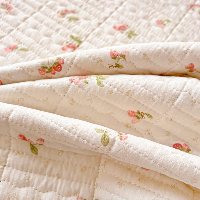 91家纺网 家纺一手货源 找家纺 岚吉家纺 2026新款新疆棉机包边床盖三四件套 草莓派