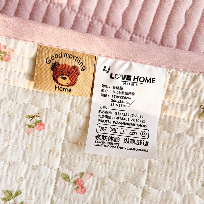 91家纺网 家纺一手货源 找家纺 岚吉家纺 2026新款新疆棉机包边床盖三四件套 草莓派