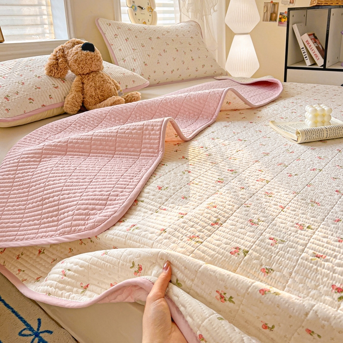 91家纺网 家纺一手货源 找家纺 岚吉家纺 2026新款新疆棉机包边床盖三四件套 草莓派