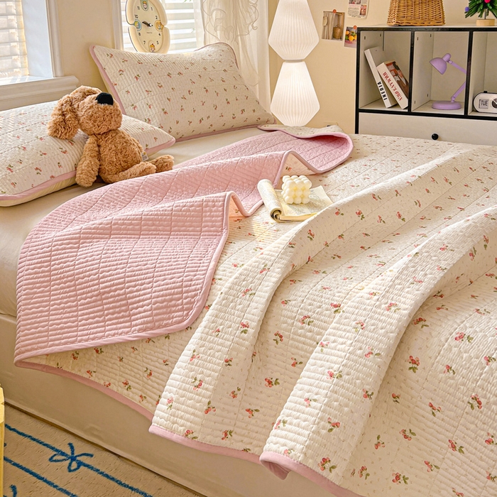 91家纺网 家纺一手货源 找家纺 岚吉家纺 2026新款新疆棉机包边床盖三四件套 草莓派