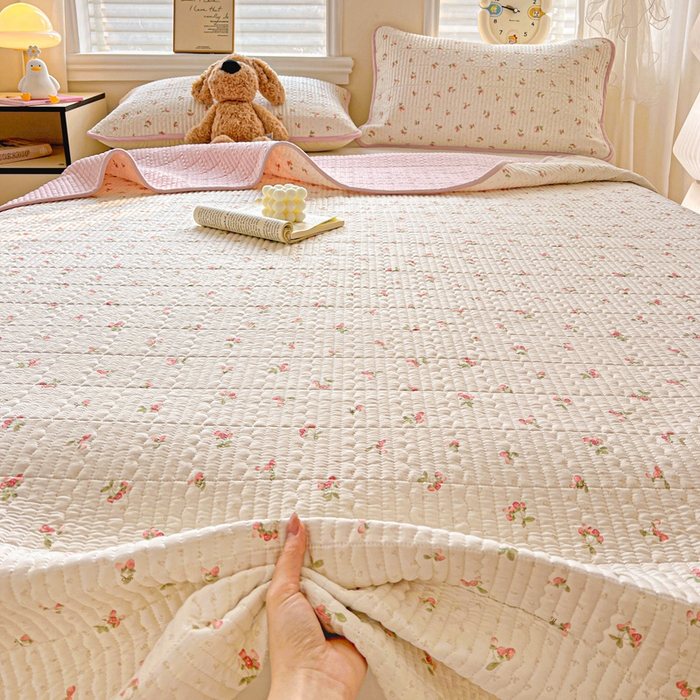 91家纺网 家纺一手货源 找家纺 岚吉家纺 2026新款新疆棉机包边床盖三四件套 草莓派