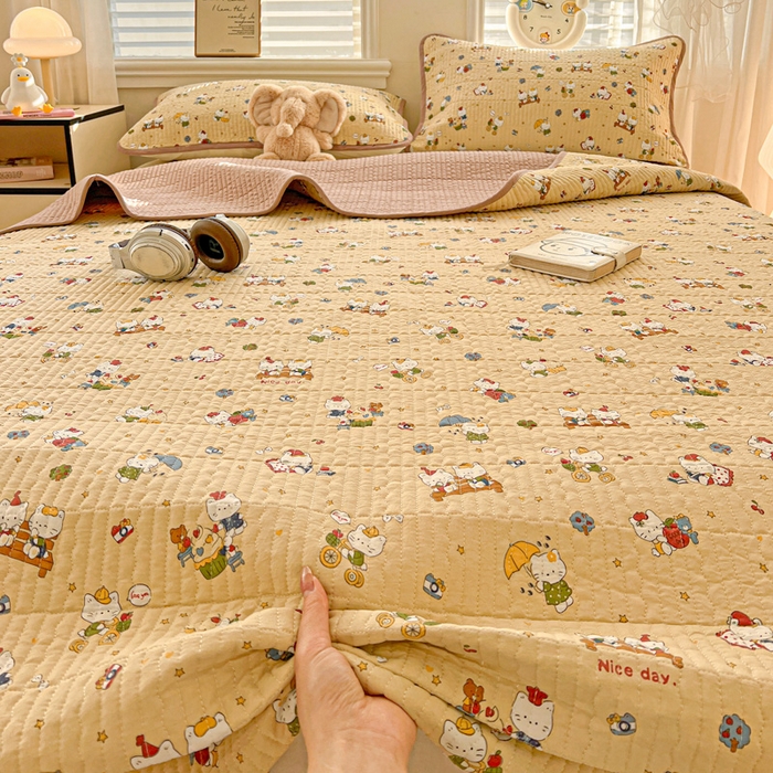 91家纺网 家纺一手货源 找家纺 岚吉家纺 2026新款新疆棉机包边床盖三四件套 欢乐小猫