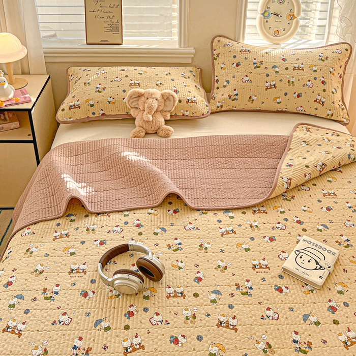 91家纺网 家纺一手货源 找家纺 岚吉家纺 2026新款新疆棉机包边床盖三四件套 欢乐小猫