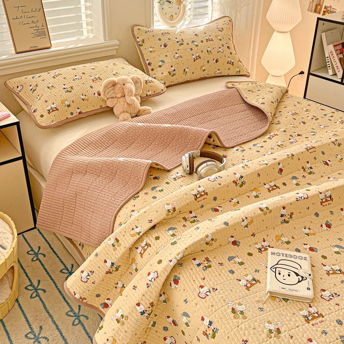 91家纺网 家纺一手货源 找家纺 岚吉家纺 2026新款新疆棉机包边床盖三四件套 欢乐小猫