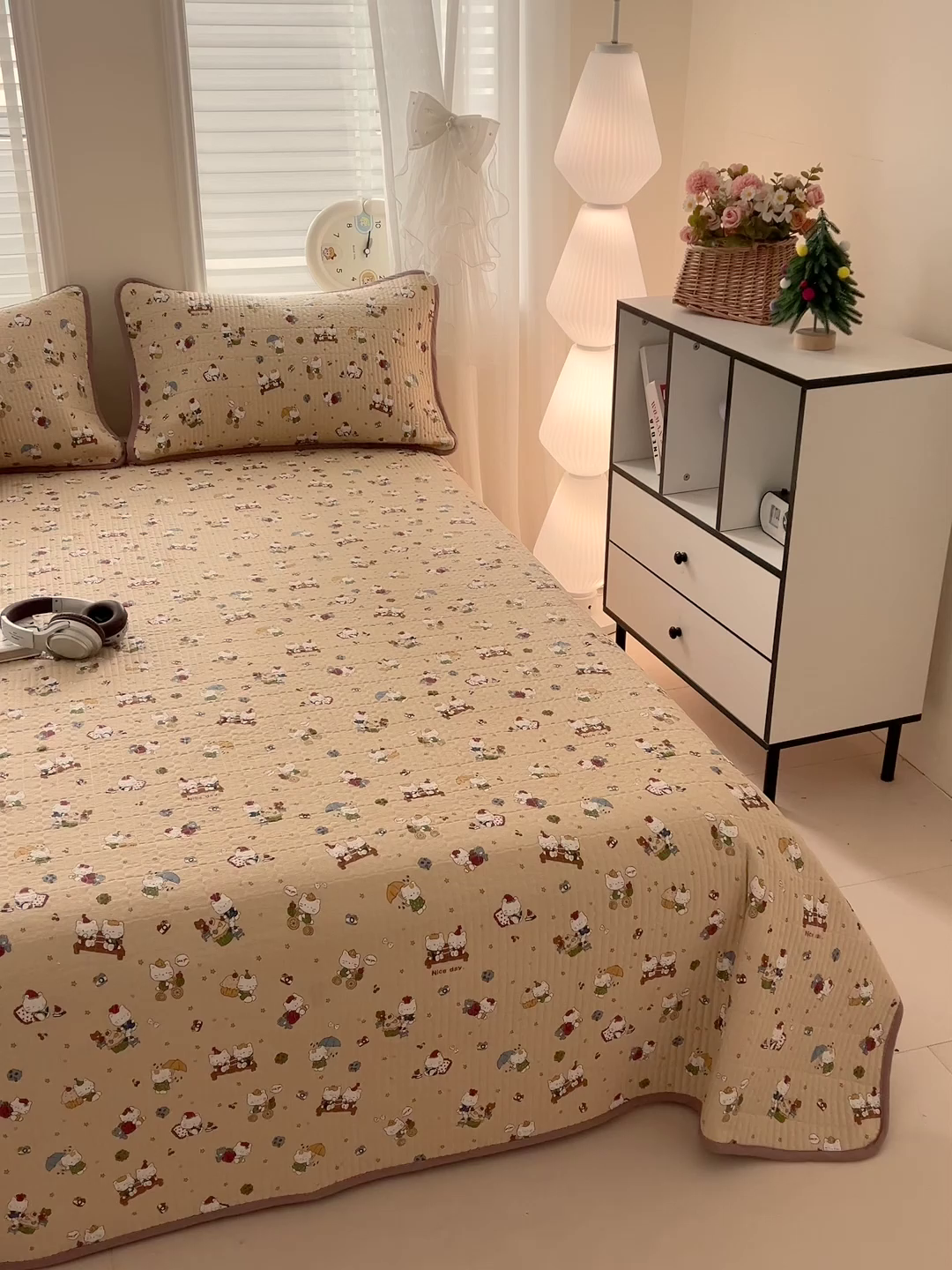 91家纺网 家纺一手货源 找家纺 岚吉家纺 2026新款新疆棉机包边床盖三四件套 欢乐小猫