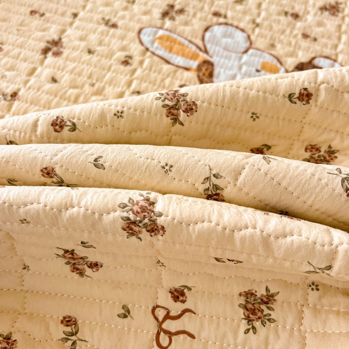 91家纺网 家纺一手货源 找家纺 岚吉家纺 2026新款新疆棉机包边床盖三四件套 开心兔