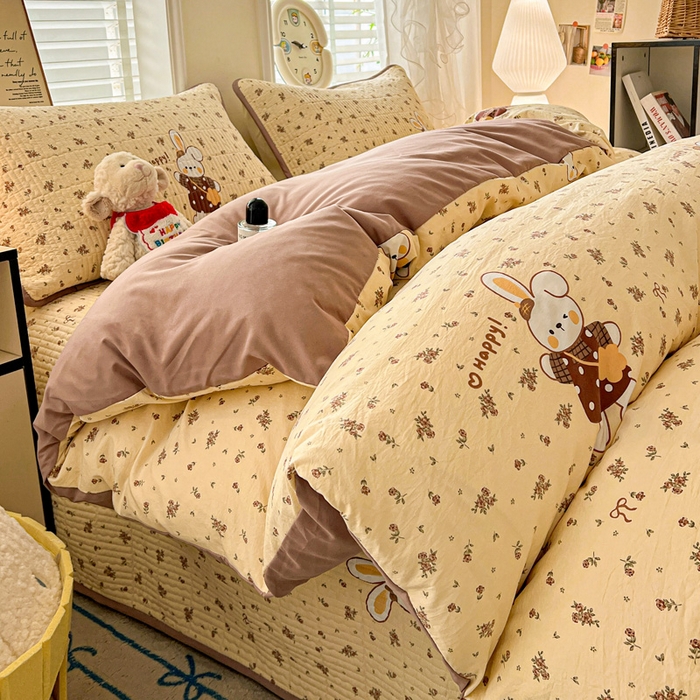 91家纺网 家纺一手货源 找家纺 岚吉家纺 2026新款新疆棉机包边床盖三四件套 开心兔