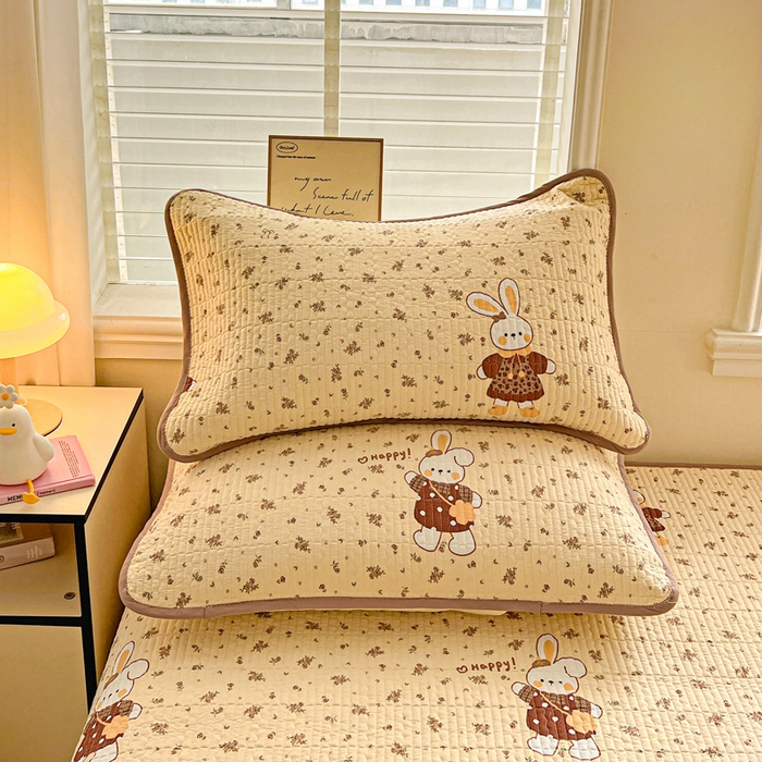 91家纺网 家纺一手货源 找家纺 岚吉家纺 2026新款新疆棉机包边床盖三四件套 开心兔