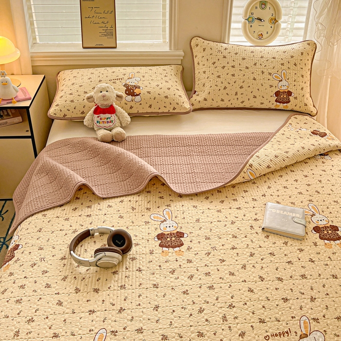 91家纺网 家纺一手货源 找家纺 岚吉家纺 2026新款新疆棉机包边床盖三四件套 开心兔