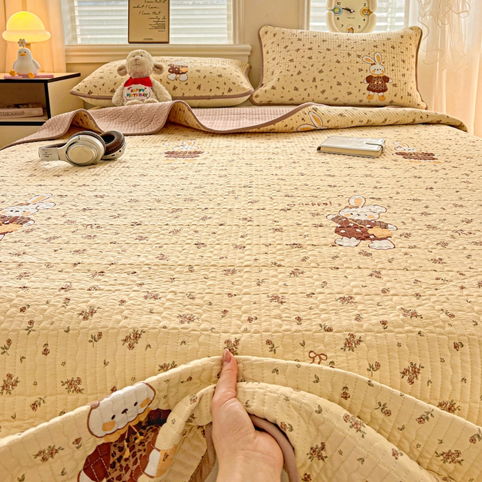 91家纺网 家纺一手货源 找家纺 岚吉家纺 2026新款新疆棉机包边床盖三四件套 开心兔