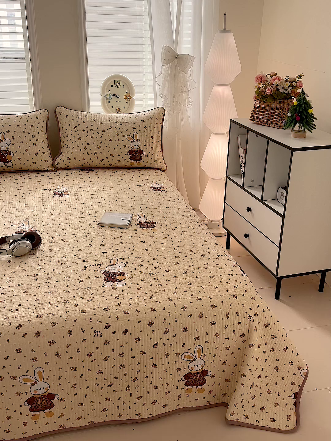 91家纺网 家纺一手货源 找家纺 岚吉家纺 2026新款新疆棉机包边床盖三四件套 开心兔