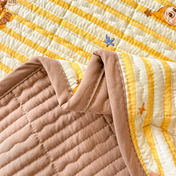 91家纺网 家纺一手货源 找家纺 岚吉家纺 2026新款新疆棉机包边床盖三四件套 星星人