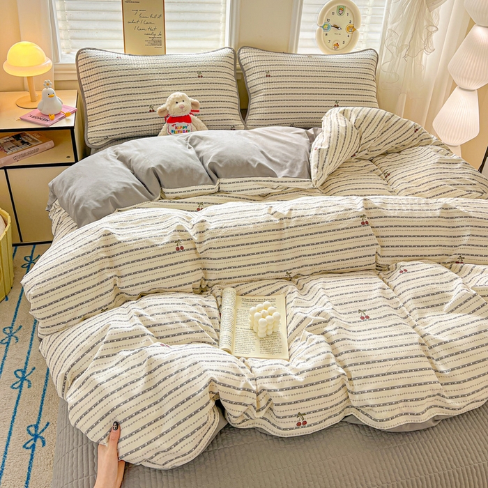 91家纺网 家纺一手货源 找家纺 岚吉家纺 2026新款新疆棉机包边床盖三四件套 樱之桃