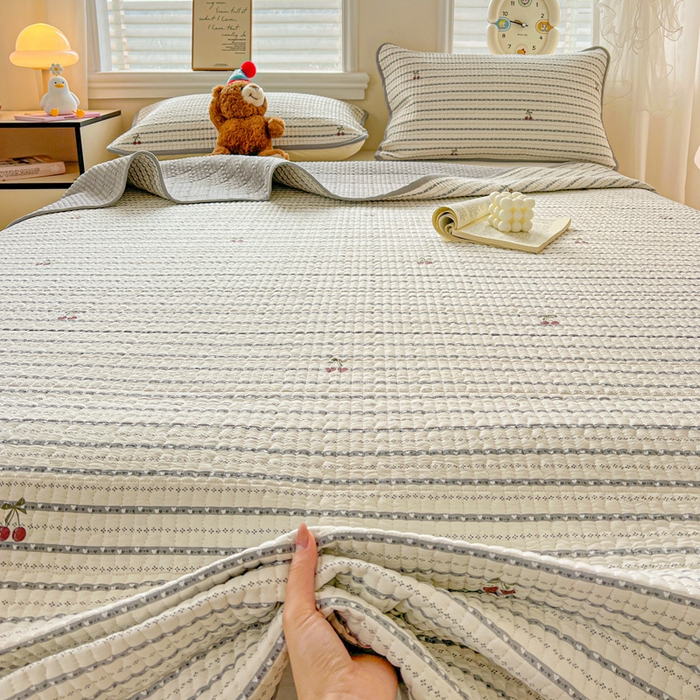 91家纺网 家纺一手货源 找家纺 岚吉家纺 2026新款新疆棉机包边床盖三四件套 樱之桃