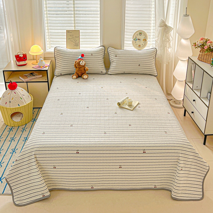 91家纺网 家纺一手货源 找家纺 岚吉家纺 2026新款新疆棉机包边床盖三四件套 樱之桃