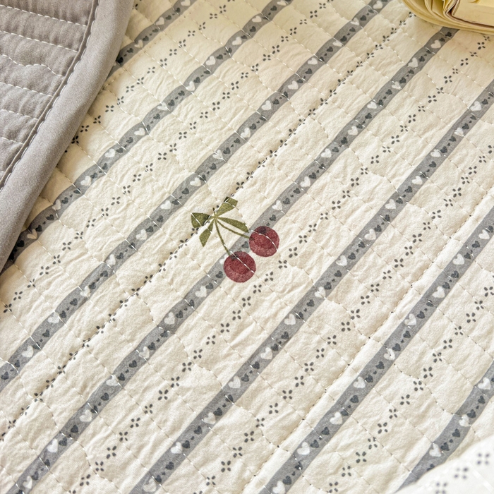 91家纺网 家纺一手货源 找家纺 岚吉家纺 2026新款新疆棉机包边床盖三四件套 樱之桃