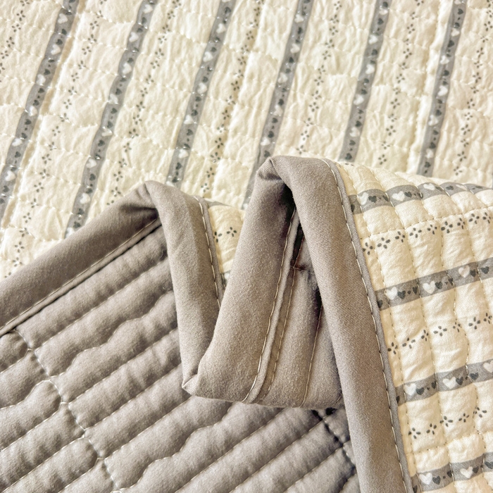 91家纺网 家纺一手货源 找家纺 岚吉家纺 2026新款新疆棉机包边床盖三四件套 樱之桃