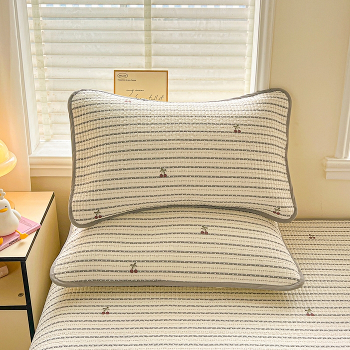 91家纺网 家纺一手货源 找家纺 岚吉家纺 2026新款新疆棉机包边床盖三四件套 樱之桃