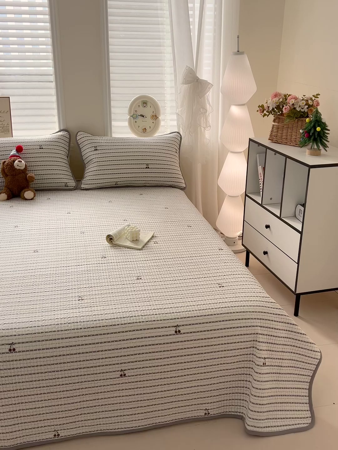 91家纺网 家纺一手货源 找家纺 岚吉家纺 2026新款新疆棉机包边床盖三四件套 樱之桃