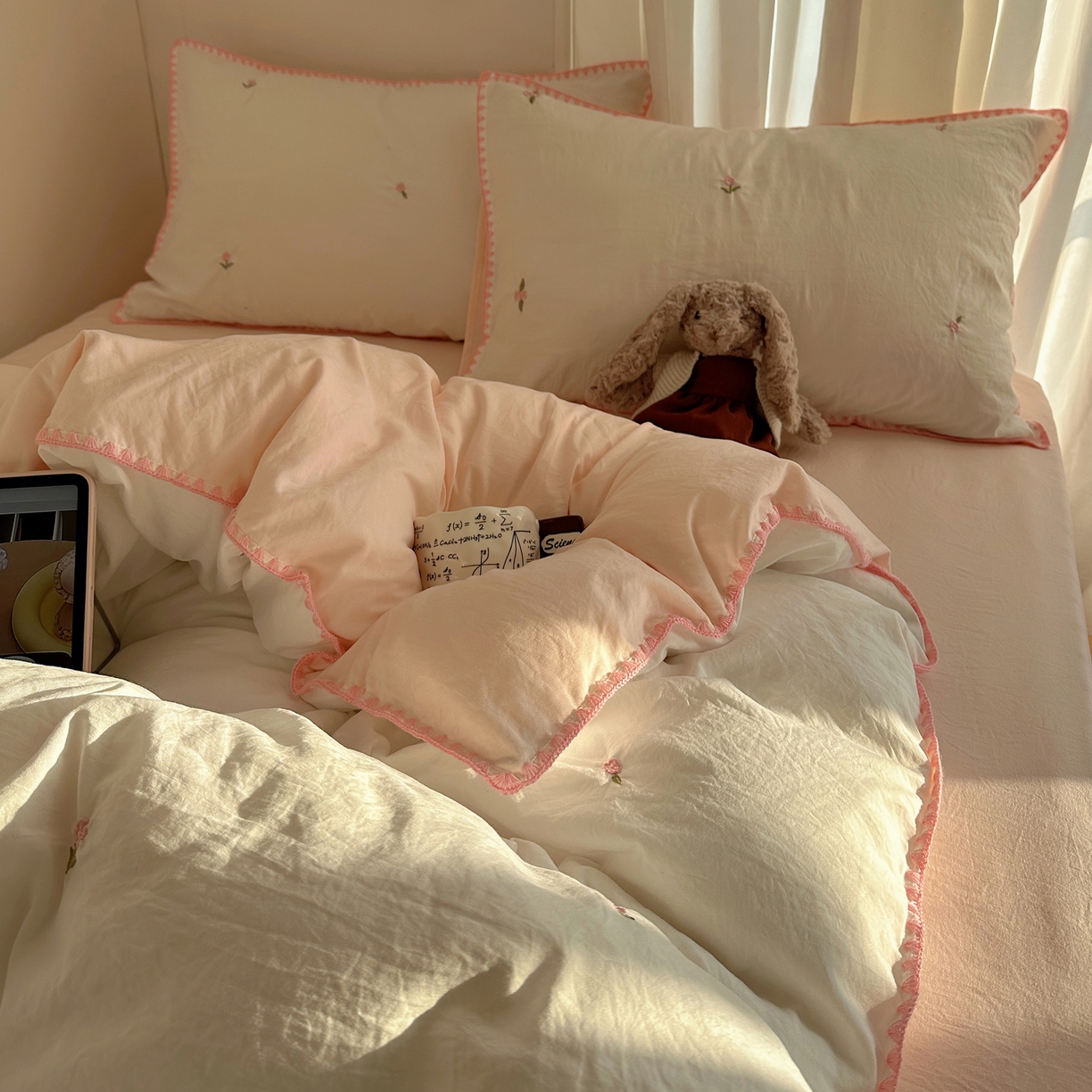 91家纺网 家纺一手货源 找家纺 顾里家纺 2026新款ins韩风刺绣云朵棉四件套 ins玫瑰