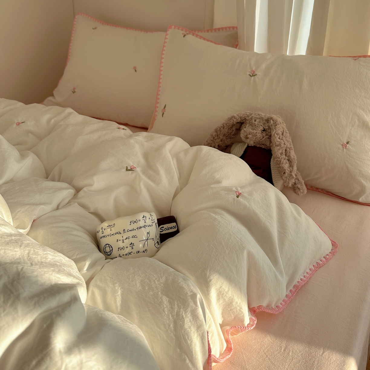 91家纺网 家纺一手货源 找家纺 顾里家纺 2026新款ins韩风刺绣云朵棉四件套 ins玫瑰