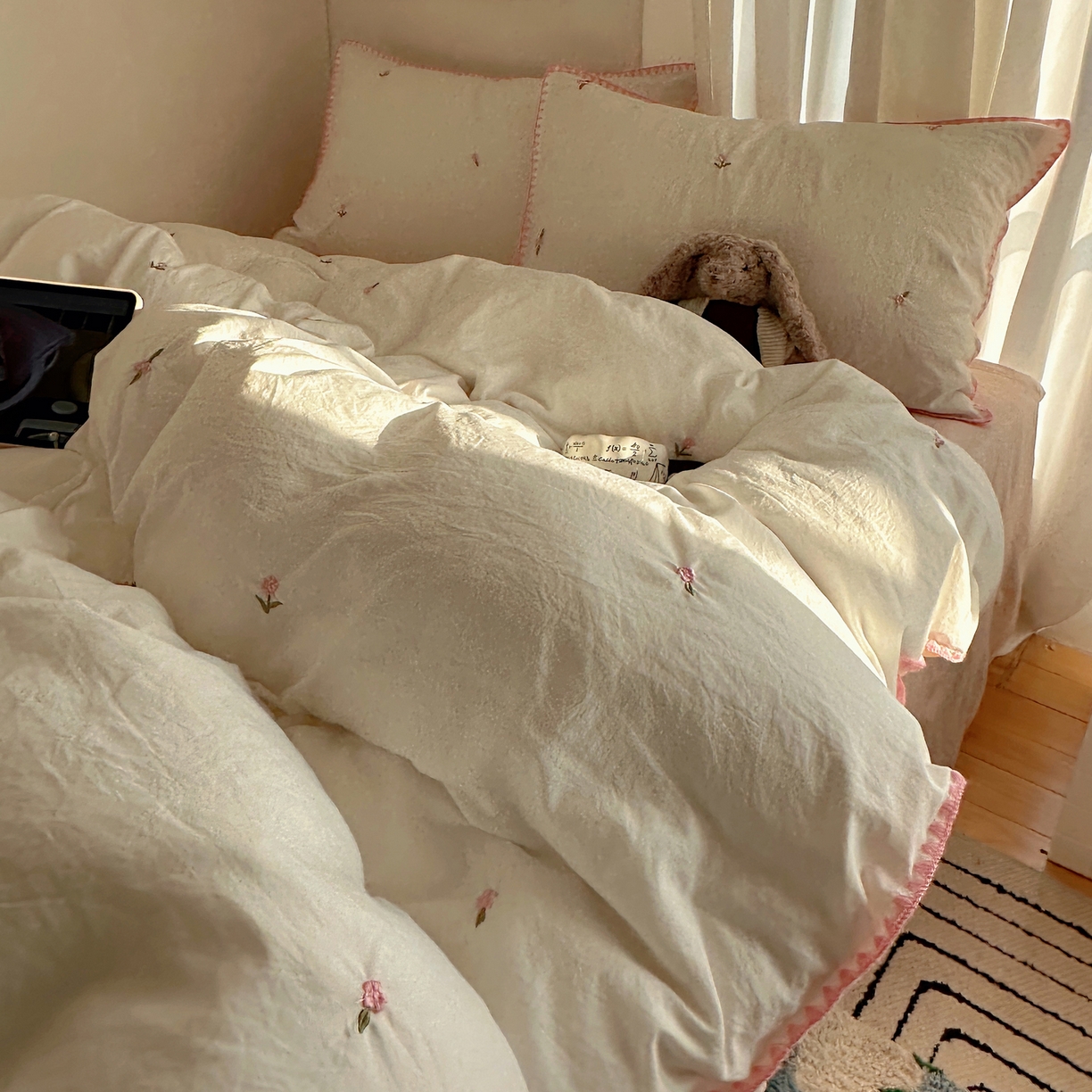 91家纺网 家纺一手货源 找家纺 顾里家纺 2026新款ins韩风刺绣云朵棉四件套 ins玫瑰